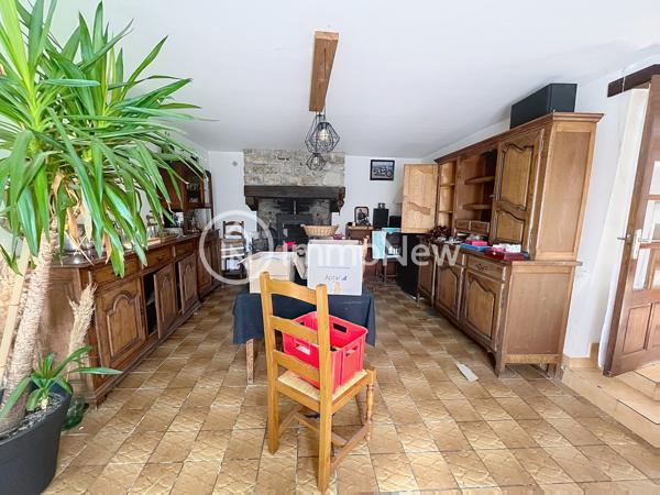 L’agence IMMONEW vous propose cette charmante maison en pierre d’environ 110 m² habitables , située à Saint-Michel-des-Loups, sur les hauteurs de Jullouville , dans un environnement agréable et à quelques minutes des plages et des commerces.