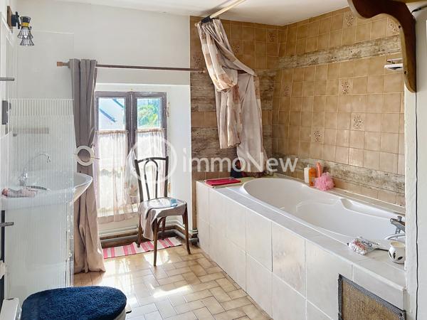 L’agence IMMONEW vous propose cette charmante maison en pierre d’environ 110 m² habitables , située à Saint-Michel-des-Loups, sur les hauteurs de Jullouville , dans un environnement agréable et à quelques minutes des plages et des commerces.