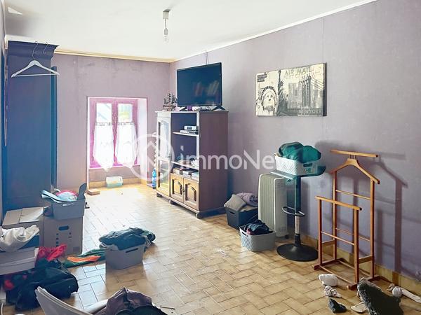 L’agence IMMONEW vous propose cette charmante maison en pierre d’environ 110 m² habitables , située à Saint-Michel-des-Loups, sur les hauteurs de Jullouville , dans un environnement agréable et à quelques minutes des plages et des commerces.