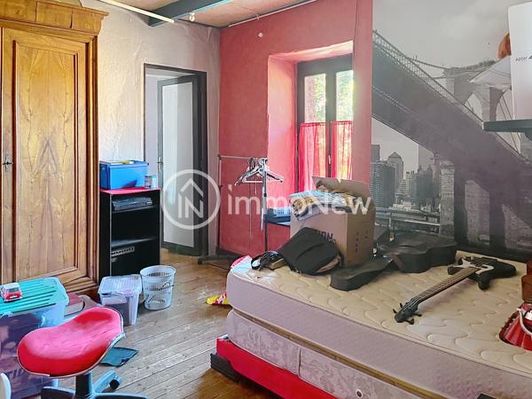 L’agence IMMONEW vous propose cette charmante maison en pierre d’environ 110 m² habitables , située à Saint-Michel-des-Loups, sur les hauteurs de Jullouville , dans un environnement agréable et à quelques minutes des plages et des commerces.