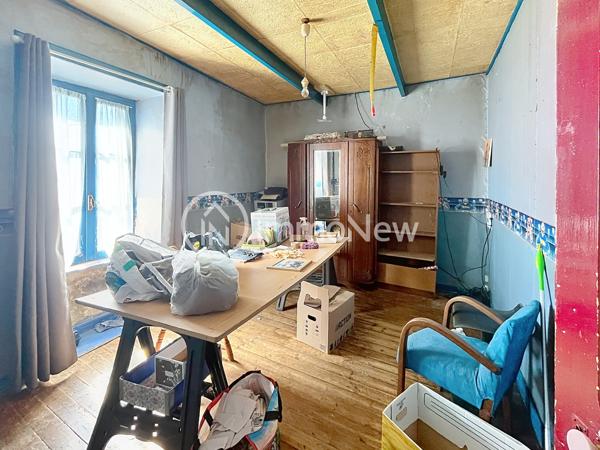 L’agence IMMONEW vous propose cette charmante maison en pierre d’environ 110 m² habitables , située à Saint-Michel-des-Loups, sur les hauteurs de Jullouville , dans un environnement agréable et à quelques minutes des plages et des commerces.