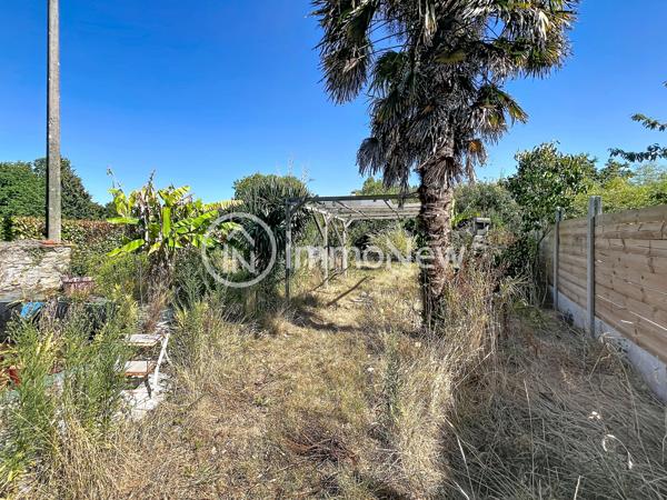 L’agence IMMONEW vous propose cette charmante maison en pierre d’environ 110 m² habitables , située à Saint-Michel-des-Loups, sur les hauteurs de Jullouville , dans un environnement agréable et à quelques minutes des plages et des commerces.