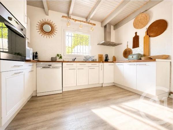 Maison à vendre  6 pièces - 170 m 2   COGOLIN  - 83