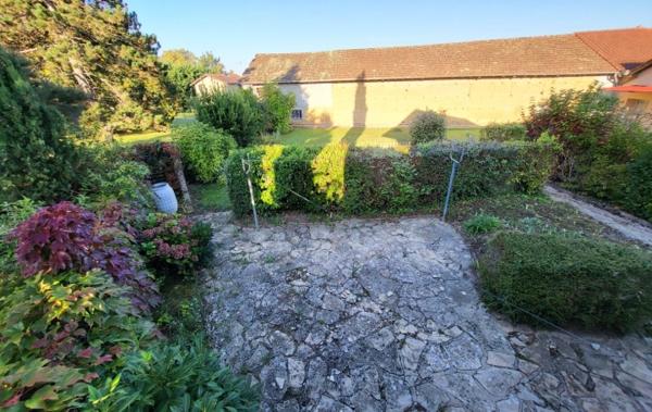 Vente Maison avec garages et terrain à rafraîchir Neuville-les-dames   