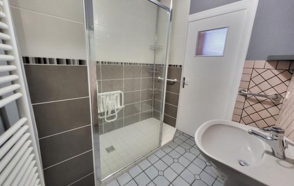 Vente Maison avec garages et terrain à rafraîchir Neuville-les-dames   