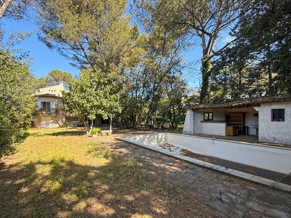À vendre propriété à Carpentras avec piscine et gîtes