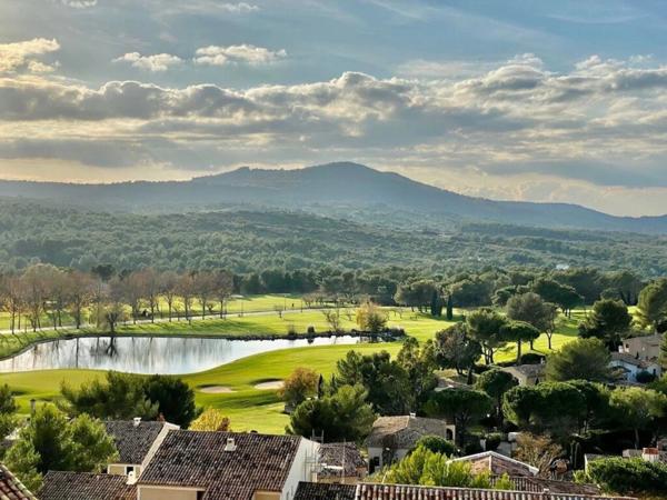 la douceur de vivre au cœur de la Provence au domaine de Pont Royal : propriété de 190 m2, 1700 2 de terrain, avec piscine et dépendance.