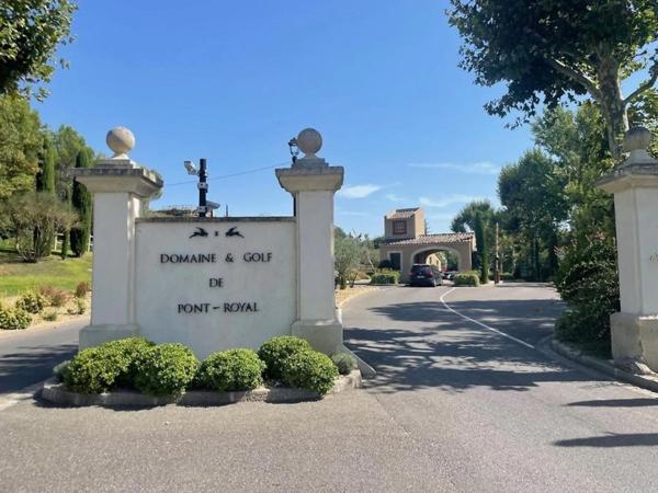 la douceur de vivre au cœur de la Provence au domaine de Pont Royal : propriété de 190 m2, 1700 2 de terrain, avec piscine et dépendance.