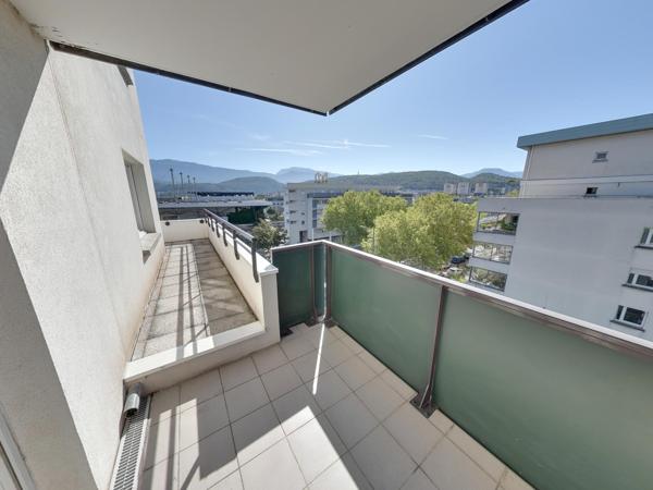 BEAU 2 PIECES + CUISINE AVEC 21M² D'EXTERIEURS DANS COPROPRIETE RECENTE ECHIROLLES NOUVEAU CENTRE