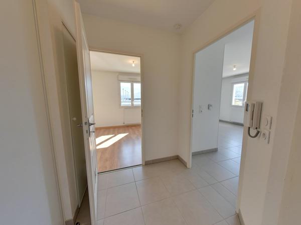 BEAU 2 PIECES + CUISINE AVEC 21M² D'EXTERIEURS DANS COPROPRIETE RECENTE ECHIROLLES NOUVEAU CENTRE
