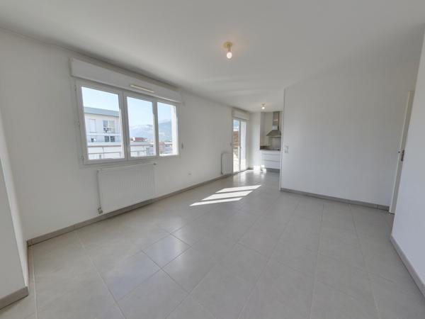 BEAU 2 PIECES + CUISINE AVEC 21M² D'EXTERIEURS DANS COPROPRIETE RECENTE ECHIROLLES NOUVEAU CENTRE