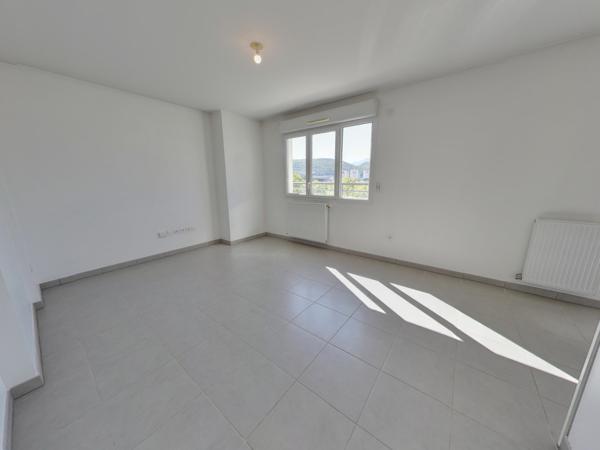 BEAU 2 PIECES + CUISINE AVEC 21M² D'EXTERIEURS DANS COPROPRIETE RECENTE ECHIROLLES NOUVEAU CENTRE