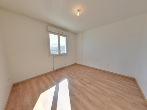 BEAU 2 PIECES + CUISINE AVEC 21M² D'EXTERIEURS DANS COPROPRIETE RECENTE ECHIROLLES NOUVEAU CENTRE