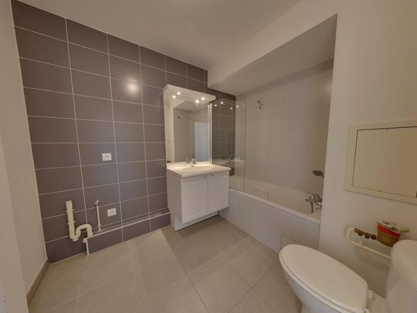 BEAU 2 PIECES + CUISINE AVEC 21M² D'EXTERIEURS DANS COPROPRIETE RECENTE ECHIROLLES NOUVEAU CENTRE