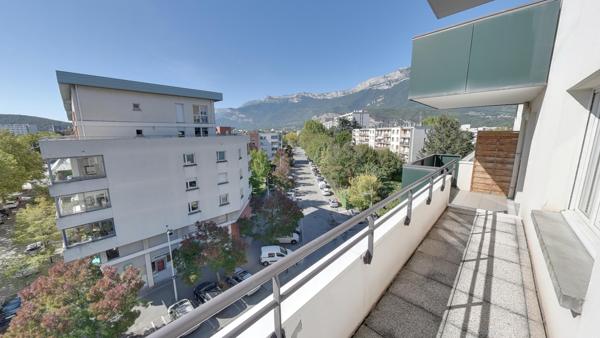 BEAU 2 PIECES + CUISINE AVEC 21M² D'EXTERIEURS DANS COPROPRIETE RECENTE ECHIROLLES NOUVEAU CENTRE