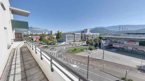 BEAU 2 PIECES + CUISINE AVEC 21M² D'EXTERIEURS DANS COPROPRIETE RECENTE ECHIROLLES NOUVEAU CENTRE