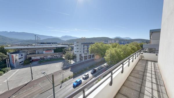 BEAU 2 PIECES + CUISINE AVEC 21M² D'EXTERIEURS DANS COPROPRIETE RECENTE ECHIROLLES NOUVEAU CENTRE