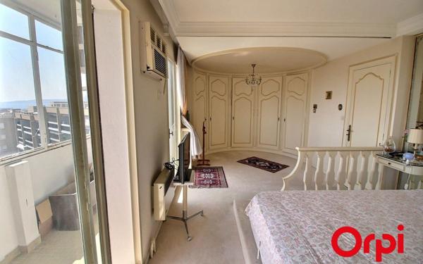 Appartement à vendre    4 pièces • 153,72 m2 Marseille 1