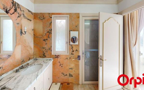 Appartement à vendre    4 pièces • 153,72 m2 Marseille 1