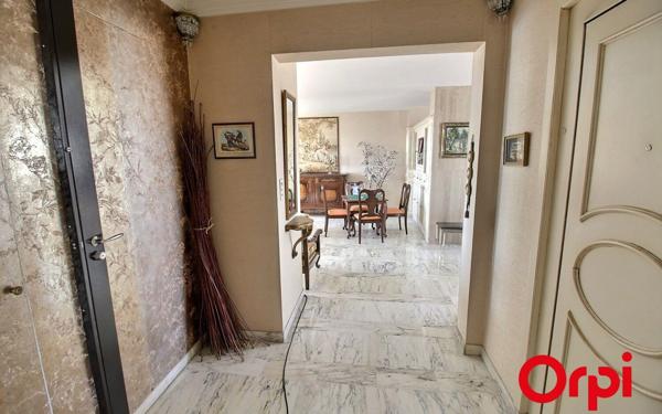Appartement à vendre    4 pièces • 153,72 m2 Marseille 1