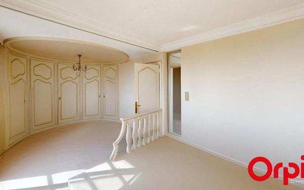 Appartement à vendre    4 pièces • 153,72 m2 Marseille 1