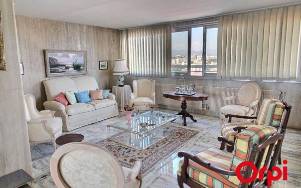 Appartement à vendre    4 pièces • 153,72 m2 Marseille 1