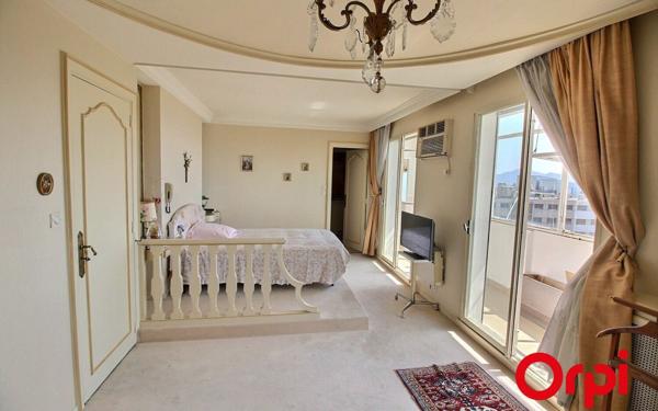 Appartement à vendre    4 pièces • 153,72 m2 Marseille 1