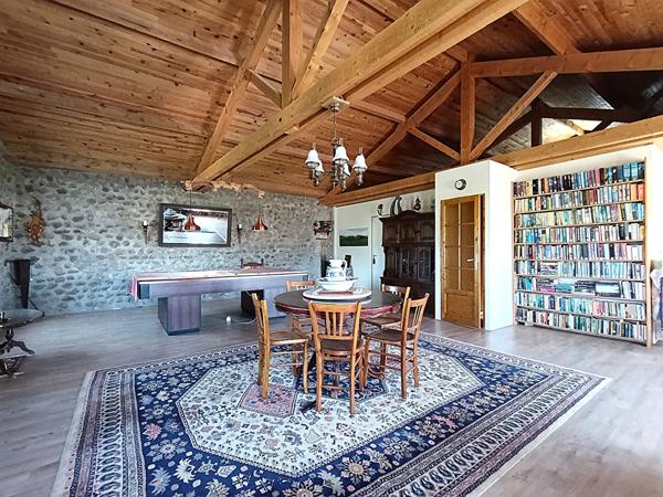 Grande propriété avec piscine à Saint-Arcons-de-Barges