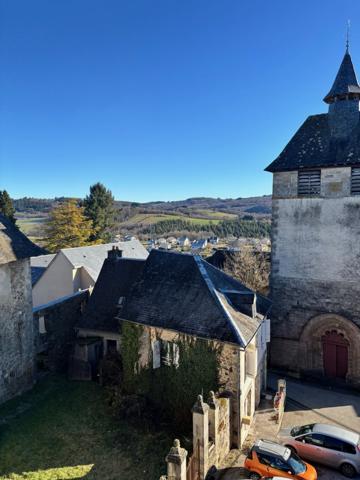 Maison, 3 chambres, garage, 3 balcons.
