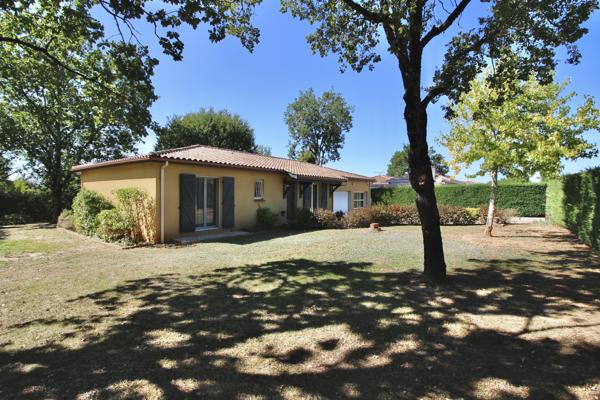 LÉOJAC – Maison plain-pied 115 m² – Terrain arboré et clos.