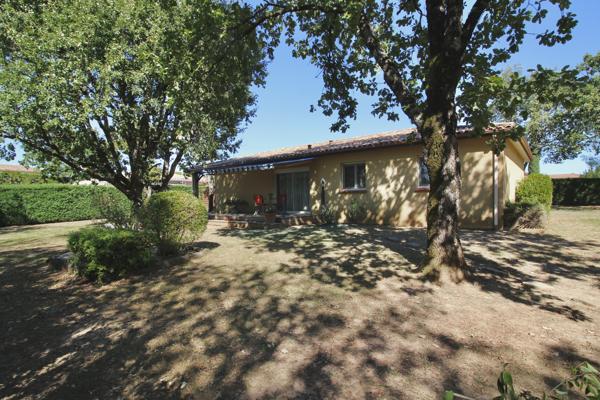 LÉOJAC – Maison plain-pied 115 m² – Terrain arboré et clos.