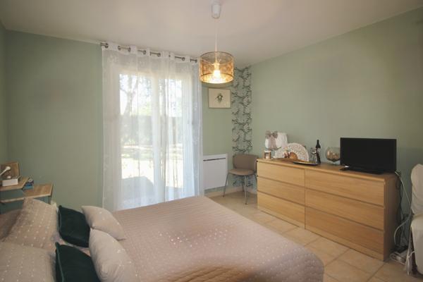 LÉOJAC – Maison plain-pied 115 m² – Terrain arboré et clos.