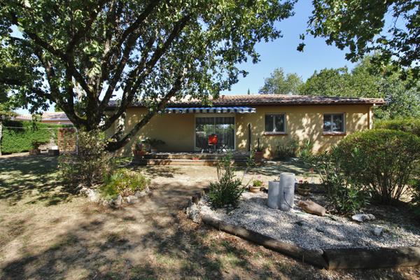 LÉOJAC – Maison plain-pied 115 m² – Terrain arboré et clos.