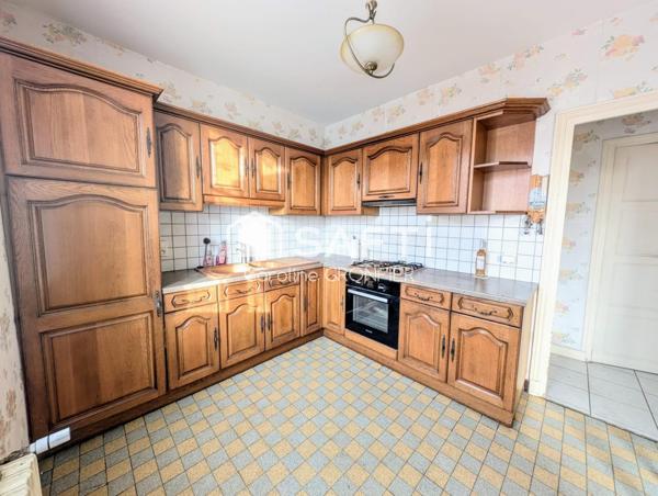 Maison élevée sur cave avec jardin – Proche commodités