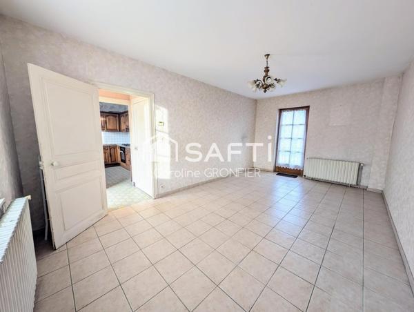 Maison élevée sur cave avec jardin – Proche commodités