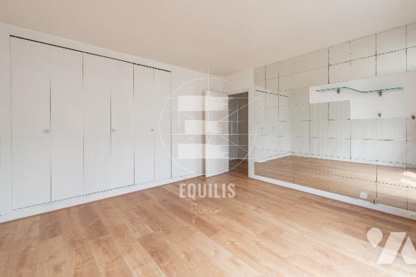 Studio avec beau potentiel, en étage élevé, complété par une cave et un parking.