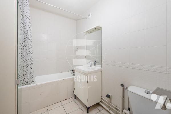 Studio avec beau potentiel, en étage élevé, complété par une cave et un parking.