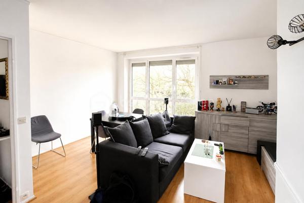 Situé à Créteil, à proximité immédiate de toutes les commodités (transports, commerces, écoles), venez découvrir ce bel appartement F4 situé au 1er étage d’une résidence agréable. L’appartement se compose d’une entrée, d’un séjour lumineux avec accès direct à un balcon, idéal pour profiter d’un extérieur, d’une cuisine indépendante avec cellier offrant un espace de rangement supplémentaire, ainsi que de trois chambres confortables dont une avec dressing intégré. Vous trouverez également une salle d’eau et plusieurs espaces de rangement. L’ensemble est en bon état général et offre un cadre de vie pratique et fonctionnel pour une famille. Une cave vient compléter ce bien, apportant un espace de stockage supplémentaire très appréciable. Idéal pour une résidence principale ou pour un investissement locatif, ce bien saura vous séduire par sa localisation et ses volumes.