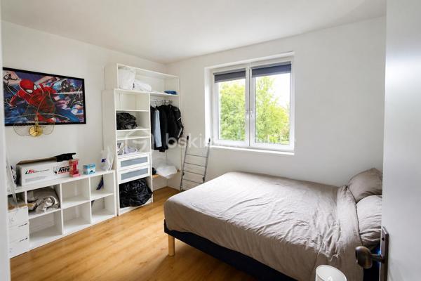 Situé à Créteil, à proximité immédiate de toutes les commodités (transports, commerces, écoles), venez découvrir ce bel appartement F4 situé au 1er étage d’une résidence agréable. L’appartement se compose d’une entrée, d’un séjour lumineux avec accès direct à un balcon, idéal pour profiter d’un extérieur, d’une cuisine indépendante avec cellier offrant un espace de rangement supplémentaire, ainsi que de trois chambres confortables dont une avec dressing intégré. Vous trouverez également une salle d’eau et plusieurs espaces de rangement. L’ensemble est en bon état général et offre un cadre de vie pratique et fonctionnel pour une famille. Une cave vient compléter ce bien, apportant un espace de stockage supplémentaire très appréciable. Idéal pour une résidence principale ou pour un investissement locatif, ce bien saura vous séduire par sa localisation et ses volumes.
