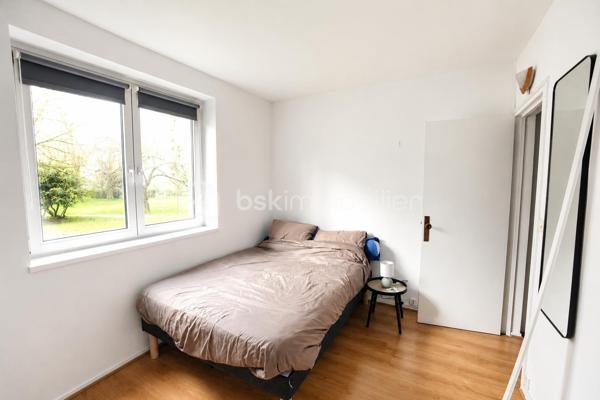 Situé à Créteil, à proximité immédiate de toutes les commodités (transports, commerces, écoles), venez découvrir ce bel appartement F4 situé au 1er étage d’une résidence agréable. L’appartement se compose d’une entrée, d’un séjour lumineux avec accès direct à un balcon, idéal pour profiter d’un extérieur, d’une cuisine indépendante avec cellier offrant un espace de rangement supplémentaire, ainsi que de trois chambres confortables dont une avec dressing intégré. Vous trouverez également une salle d’eau et plusieurs espaces de rangement. L’ensemble est en bon état général et offre un cadre de vie pratique et fonctionnel pour une famille. Une cave vient compléter ce bien, apportant un espace de stockage supplémentaire très appréciable. Idéal pour une résidence principale ou pour un investissement locatif, ce bien saura vous séduire par sa localisation et ses volumes.