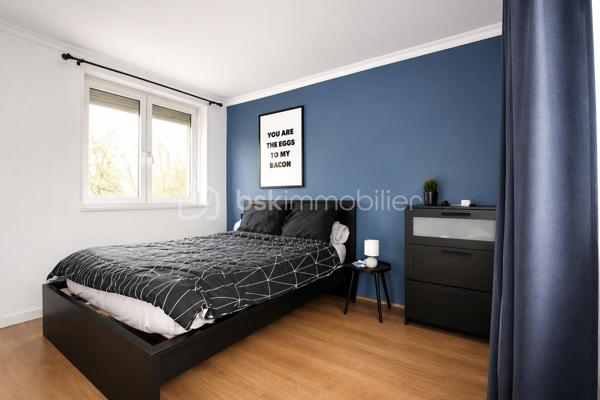 Situé à Créteil, à proximité immédiate de toutes les commodités (transports, commerces, écoles), venez découvrir ce bel appartement F4 situé au 1er étage d’une résidence agréable. L’appartement se compose d’une entrée, d’un séjour lumineux avec accès direct à un balcon, idéal pour profiter d’un extérieur, d’une cuisine indépendante avec cellier offrant un espace de rangement supplémentaire, ainsi que de trois chambres confortables dont une avec dressing intégré. Vous trouverez également une salle d’eau et plusieurs espaces de rangement. L’ensemble est en bon état général et offre un cadre de vie pratique et fonctionnel pour une famille. Une cave vient compléter ce bien, apportant un espace de stockage supplémentaire très appréciable. Idéal pour une résidence principale ou pour un investissement locatif, ce bien saura vous séduire par sa localisation et ses volumes.