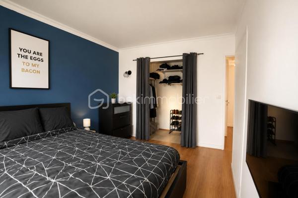 Situé à Créteil, à proximité immédiate de toutes les commodités (transports, commerces, écoles), venez découvrir ce bel appartement F4 situé au 1er étage d’une résidence agréable. L’appartement se compose d’une entrée, d’un séjour lumineux avec accès direct à un balcon, idéal pour profiter d’un extérieur, d’une cuisine indépendante avec cellier offrant un espace de rangement supplémentaire, ainsi que de trois chambres confortables dont une avec dressing intégré. Vous trouverez également une salle d’eau et plusieurs espaces de rangement. L’ensemble est en bon état général et offre un cadre de vie pratique et fonctionnel pour une famille. Une cave vient compléter ce bien, apportant un espace de stockage supplémentaire très appréciable. Idéal pour une résidence principale ou pour un investissement locatif, ce bien saura vous séduire par sa localisation et ses volumes.