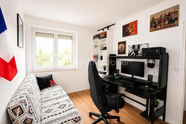 Situé à Créteil, à proximité immédiate de toutes les commodités (transports, commerces, écoles), venez découvrir ce bel appartement F4 situé au 1er étage d’une résidence agréable. L’appartement se compose d’une entrée, d’un séjour lumineux avec accès direct à un balcon, idéal pour profiter d’un extérieur, d’une cuisine indépendante avec cellier offrant un espace de rangement supplémentaire, ainsi que de trois chambres confortables dont une avec dressing intégré. Vous trouverez également une salle d’eau et plusieurs espaces de rangement. L’ensemble est en bon état général et offre un cadre de vie pratique et fonctionnel pour une famille. Une cave vient compléter ce bien, apportant un espace de stockage supplémentaire très appréciable. Idéal pour une résidence principale ou pour un investissement locatif, ce bien saura vous séduire par sa localisation et ses volumes.