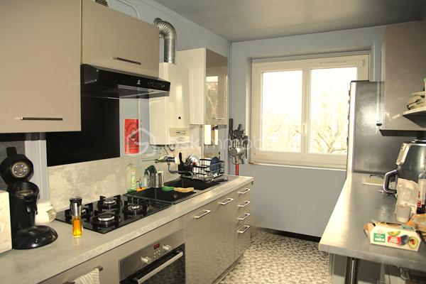 Situé à Créteil, à proximité immédiate de toutes les commodités (transports, commerces, écoles), venez découvrir ce bel appartement F4 situé au 1er étage d’une résidence agréable. L’appartement se compose d’une entrée, d’un séjour lumineux avec accès direct à un balcon, idéal pour profiter d’un extérieur, d’une cuisine indépendante avec cellier offrant un espace de rangement supplémentaire, ainsi que de trois chambres confortables dont une avec dressing intégré. Vous trouverez également une salle d’eau et plusieurs espaces de rangement. L’ensemble est en bon état général et offre un cadre de vie pratique et fonctionnel pour une famille. Une cave vient compléter ce bien, apportant un espace de stockage supplémentaire très appréciable. Idéal pour une résidence principale ou pour un investissement locatif, ce bien saura vous séduire par sa localisation et ses volumes.