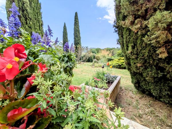 Propriété privée d'environ 314m2 avec deux appartements communicants sur 2 hectares

Découvrez ce havre de paix pour les passionnés équestres, niché sur un domaine privé entièrement clos.

Détails des Logements :

Aile Droite :
Salon de 40m2 avec cheminée à insert.
Cuisine de 7m2
Chambre de 10m2
Chambre de 17m2
Bureau de 13m2
Salle d'eau de 7m2
wc séparé

Aile Gauche :
Séjour de 45m2 avec cheminée à insert.
Cuisine de 7m2
2 Suites parentales :
Suite parentale de 14m2
Suite parentale de 35m2
Bureau en enfilade de 16m2.

Profitez de la terrasse couverte équipée de volets roulants tamisés. Appréciez la piscine 11x5,5 au sel avec nage à contre-courant, accompagnée de son pool house et sa cuisine d'été.

Équipements Équestres :
Possibilité d'accueillir 7 chevaux
Environnement sécurisé avec abris en bois et paddocks pour le confort de vos chevaux.
Ecurie principale avec 2 box spacieux et abreuvoirs automatiques, pouvant être divisés pour plus de flexibilité.
3 boxs ouverts sur paddocks indépendants, avec mangeoires et abreuvoirs.
Sellerie, zone de stockage et citerne pour une gestion optimale.
Manège de 30x20 avec extension de 15m, sol en sable et fibre pour un confort optimal, équipé d'un éclairage et d'un arrosage automatique.

Atouts :
Panneaux solaires pour une consommation éco-responsable.
Climatisation réversible pour un confort toute l'année.
Oliveraie avec une trentaine d'oliviers pour une ambiance provençale.
Double garage, entrée principale sécurisée avec portail électrique et caméra de surveillance.
Entrée indépendante pour la partie équestre.
Zone de stockage pour une organisation simplifiée.

Vivez votre passion équestre dans ce domaine exceptionnel.