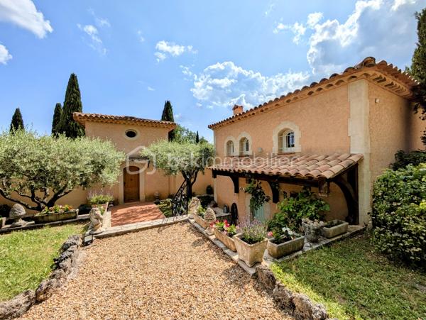 Propriété privée d'environ 314m2 avec deux appartements communicants sur 2 hectares

Découvrez ce havre de paix pour les passionnés équestres, niché sur un domaine privé entièrement clos.

Détails des Logements :

Aile Droite :
Salon de 40m2 avec cheminée à insert.
Cuisine de 7m2
Chambre de 10m2
Chambre de 17m2
Bureau de 13m2
Salle d'eau de 7m2
wc séparé

Aile Gauche :
Séjour de 45m2 avec cheminée à insert.
Cuisine de 7m2
2 Suites parentales :
Suite parentale de 14m2
Suite parentale de 35m2
Bureau en enfilade de 16m2.

Profitez de la terrasse couverte équipée de volets roulants tamisés. Appréciez la piscine 11x5,5 au sel avec nage à contre-courant, accompagnée de son pool house et sa cuisine d'été.

Équipements Équestres :
Possibilité d'accueillir 7 chevaux
Environnement sécurisé avec abris en bois et paddocks pour le confort de vos chevaux.
Ecurie principale avec 2 box spacieux et abreuvoirs automatiques, pouvant être divisés pour plus de flexibilité.
3 boxs ouverts sur paddocks indépendants, avec mangeoires et abreuvoirs.
Sellerie, zone de stockage et citerne pour une gestion optimale.
Manège de 30x20 avec extension de 15m, sol en sable et fibre pour un confort optimal, équipé d'un éclairage et d'un arrosage automatique.

Atouts :
Panneaux solaires pour une consommation éco-responsable.
Climatisation réversible pour un confort toute l'année.
Oliveraie avec une trentaine d'oliviers pour une ambiance provençale.
Double garage, entrée principale sécurisée avec portail électrique et caméra de surveillance.
Entrée indépendante pour la partie équestre.
Zone de stockage pour une organisation simplifiée.

Vivez votre passion équestre dans ce domaine exceptionnel.