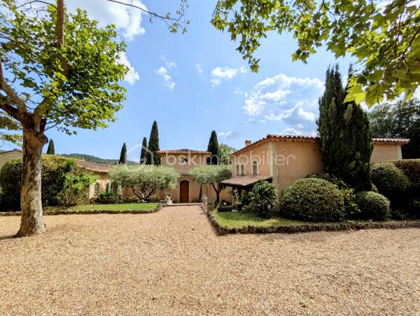 Propriété privée d'environ 314m2 avec deux appartements communicants sur 2 hectares

Découvrez ce havre de paix pour les passionnés équestres, niché sur un domaine privé entièrement clos.

Détails des Logements :

Aile Droite :
Salon de 40m2 avec cheminée à insert.
Cuisine de 7m2
Chambre de 10m2
Chambre de 17m2
Bureau de 13m2
Salle d'eau de 7m2
wc séparé

Aile Gauche :
Séjour de 45m2 avec cheminée à insert.
Cuisine de 7m2
2 Suites parentales :
Suite parentale de 14m2
Suite parentale de 35m2
Bureau en enfilade de 16m2.

Profitez de la terrasse couverte équipée de volets roulants tamisés. Appréciez la piscine 11x5,5 au sel avec nage à contre-courant, accompagnée de son pool house et sa cuisine d'été.

Équipements Équestres :
Possibilité d'accueillir 7 chevaux
Environnement sécurisé avec abris en bois et paddocks pour le confort de vos chevaux.
Ecurie principale avec 2 box spacieux et abreuvoirs automatiques, pouvant être divisés pour plus de flexibilité.
3 boxs ouverts sur paddocks indépendants, avec mangeoires et abreuvoirs.
Sellerie, zone de stockage et citerne pour une gestion optimale.
Manège de 30x20 avec extension de 15m, sol en sable et fibre pour un confort optimal, équipé d'un éclairage et d'un arrosage automatique.

Atouts :
Panneaux solaires pour une consommation éco-responsable.
Climatisation réversible pour un confort toute l'année.
Oliveraie avec une trentaine d'oliviers pour une ambiance provençale.
Double garage, entrée principale sécurisée avec portail électrique et caméra de surveillance.
Entrée indépendante pour la partie équestre.
Zone de stockage pour une organisation simplifiée.

Vivez votre passion équestre dans ce domaine exceptionnel.
