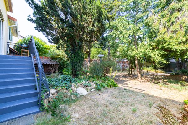 Maison
         5 pièces
        - 123 m² 360 000 € *
