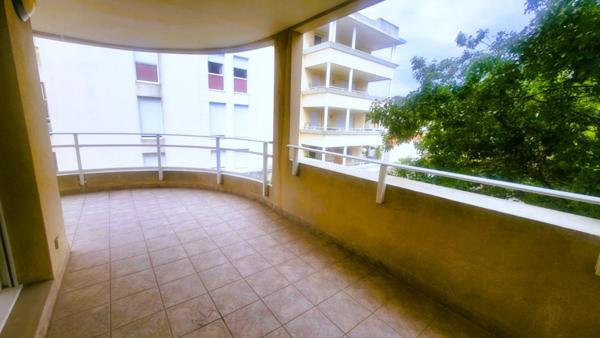 Magnifique T3  avec grande terrasse de 18 m² au calme dans  Résidence standing