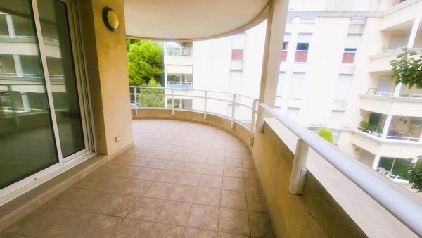 Magnifique T3  avec grande terrasse de 18 m² au calme dans  Résidence standing